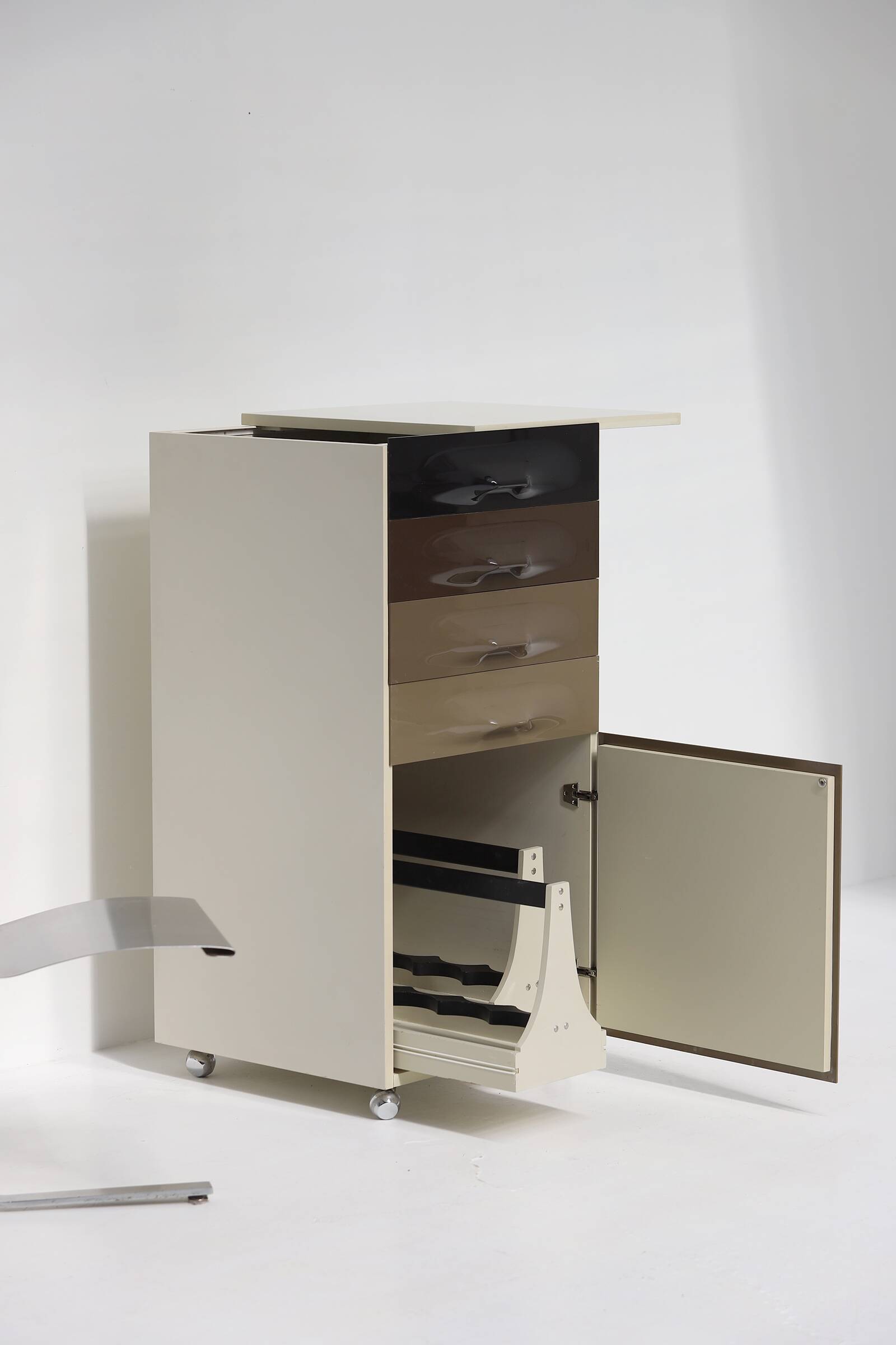 DF2000 trolley bar cabinet by Raymond Loewy for the Doubinsky Frères 1968