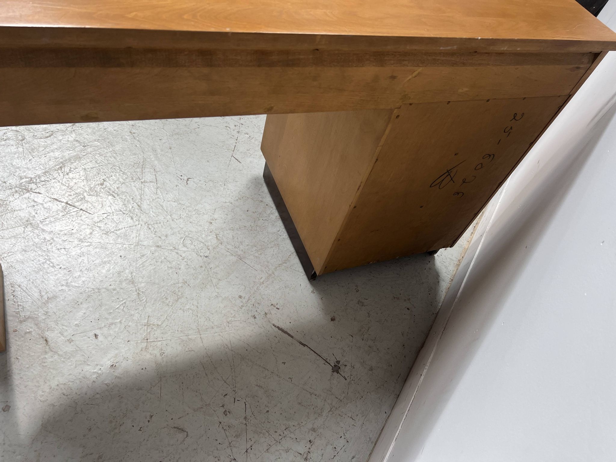 Bureau de style en placage de bois d'érable XX siècle