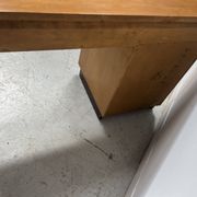 Bureau de style en placage de bois d'érable XX siècle