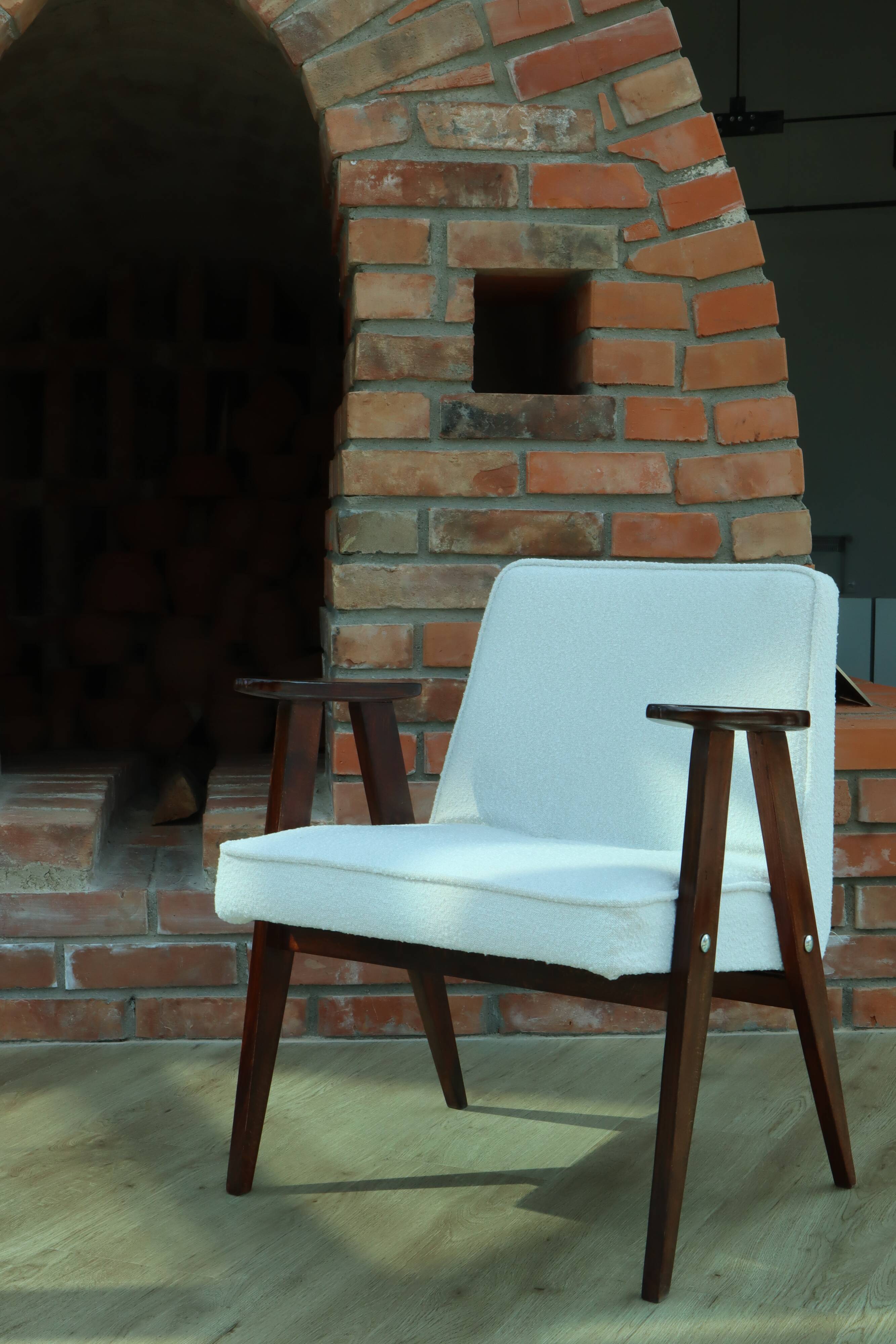 Fauteuil vintage Boucle Blanche par J. Chierowski n°366, 1960, Pologne Rénové en Bois de Hêtre Foncé