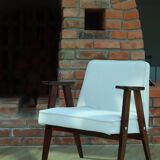 Fauteuil vintage Boucle Blanche par J. Chierowski n°366, 1960, Pologne Rénové en Bois de Hêtre Foncé