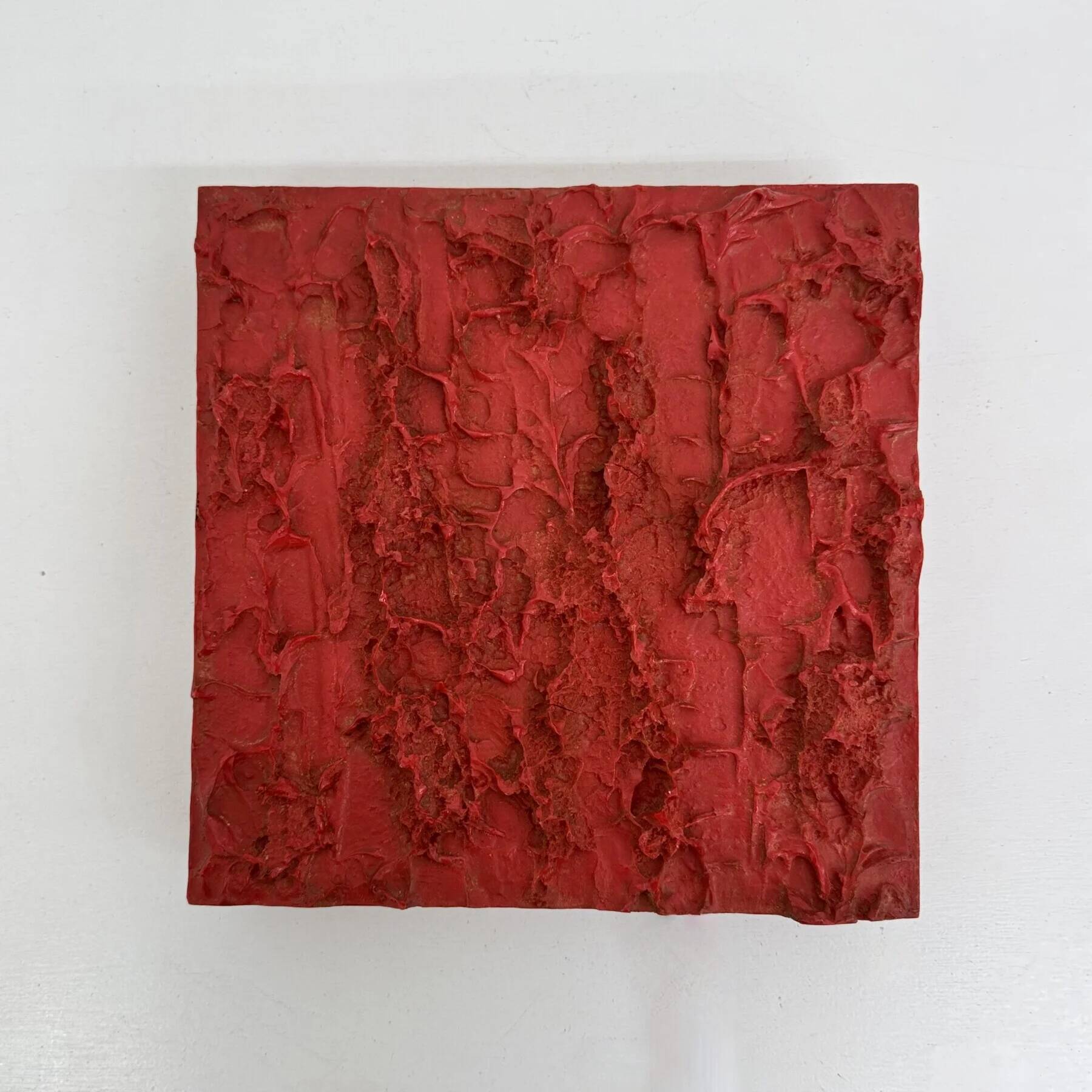 Lampe murale sculpturale rouge design Uwe Mersch des années 1970.