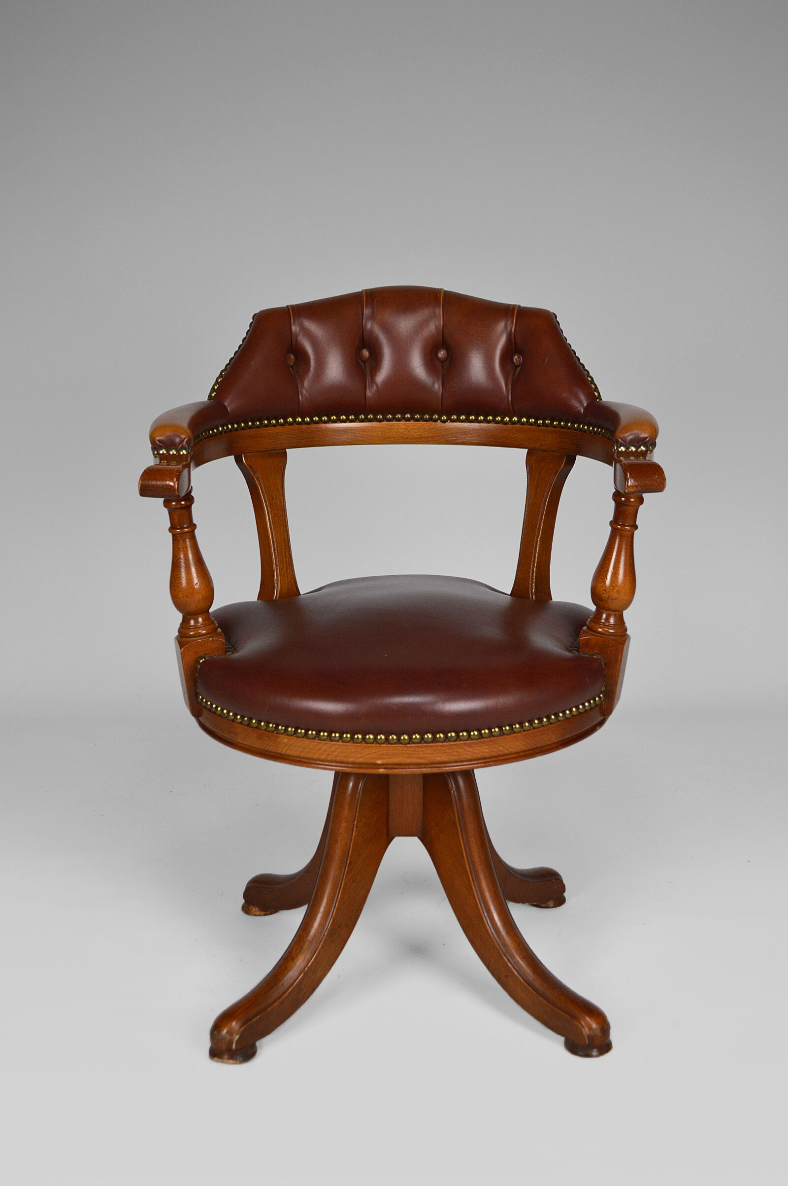 Swivel Chesterfield armchair in wood and leather