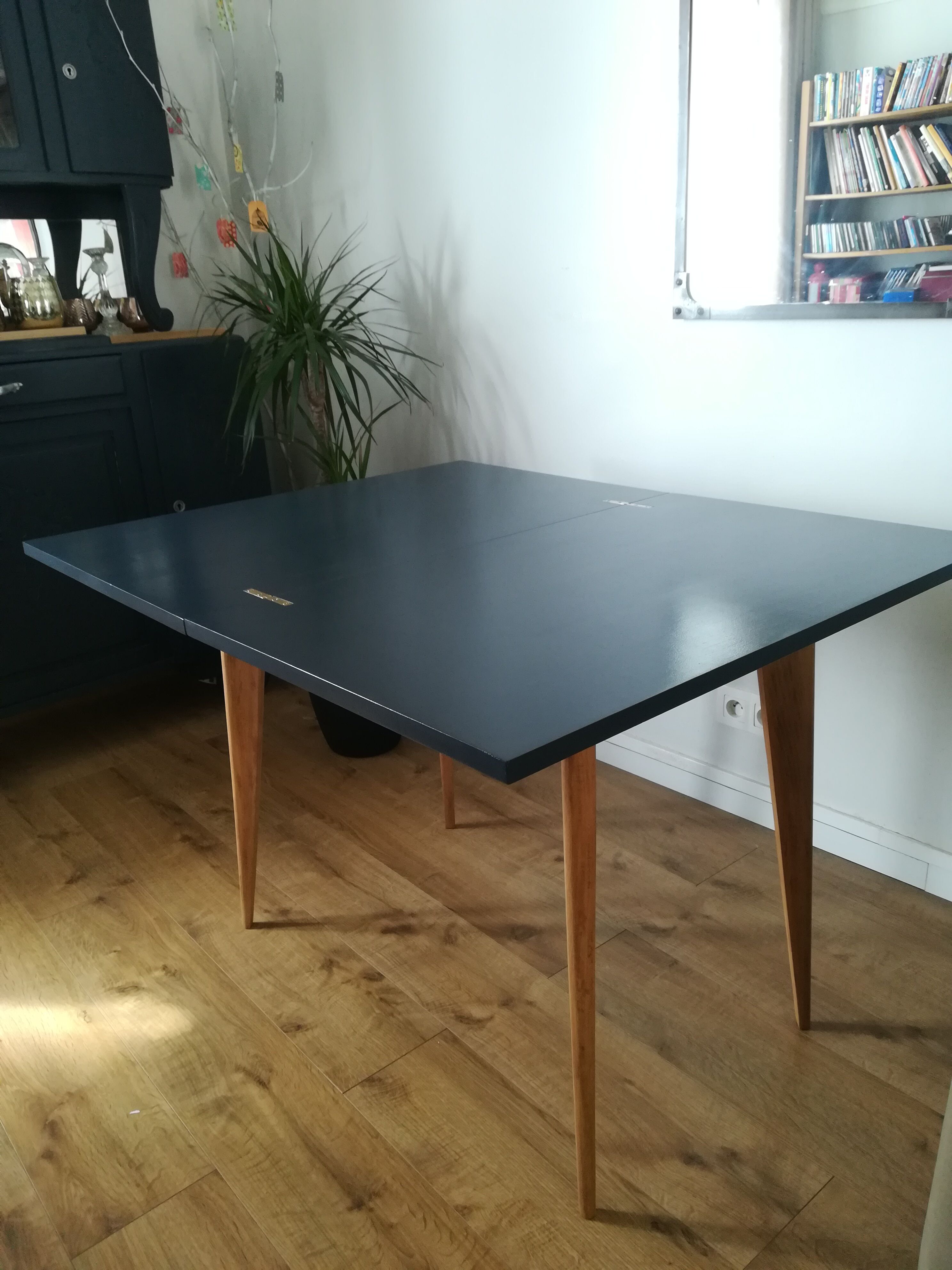 Vintage wallet table