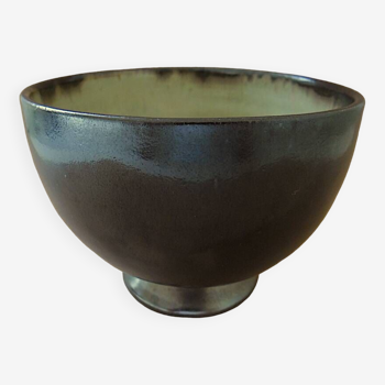 Stoneware bowl with metallic reflections