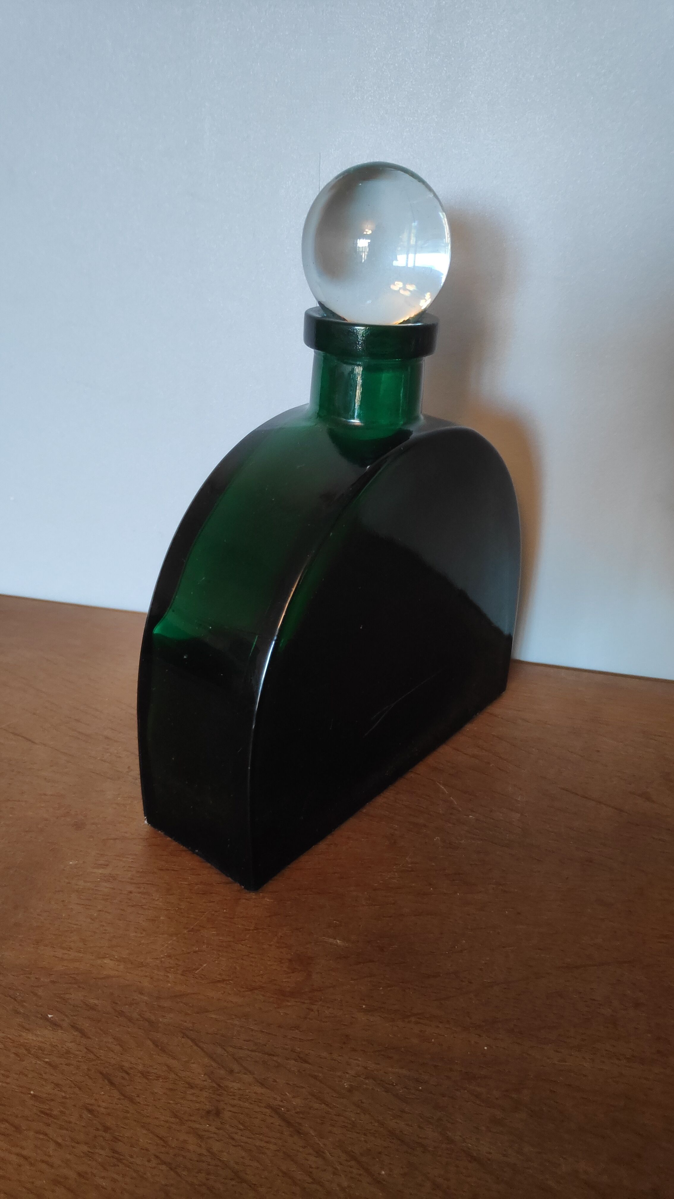Carafe verte avec bouchon transparent