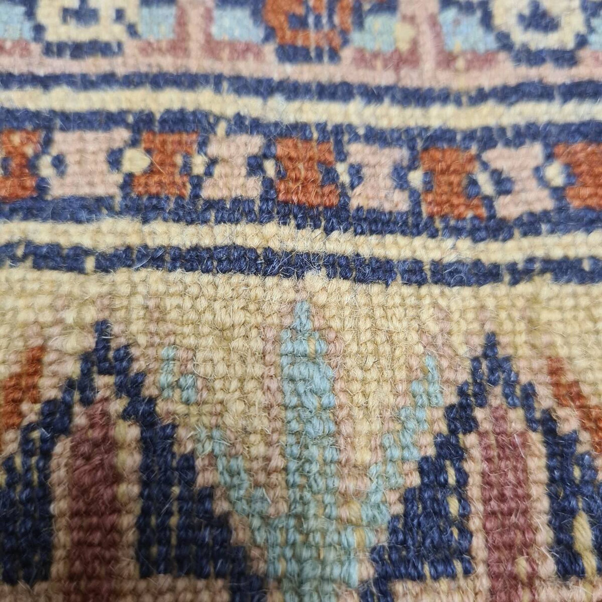 Tapis persan noué à la main vintage, années 1970.
