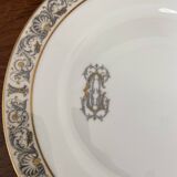 12 porcelain plates, 22cm diameter