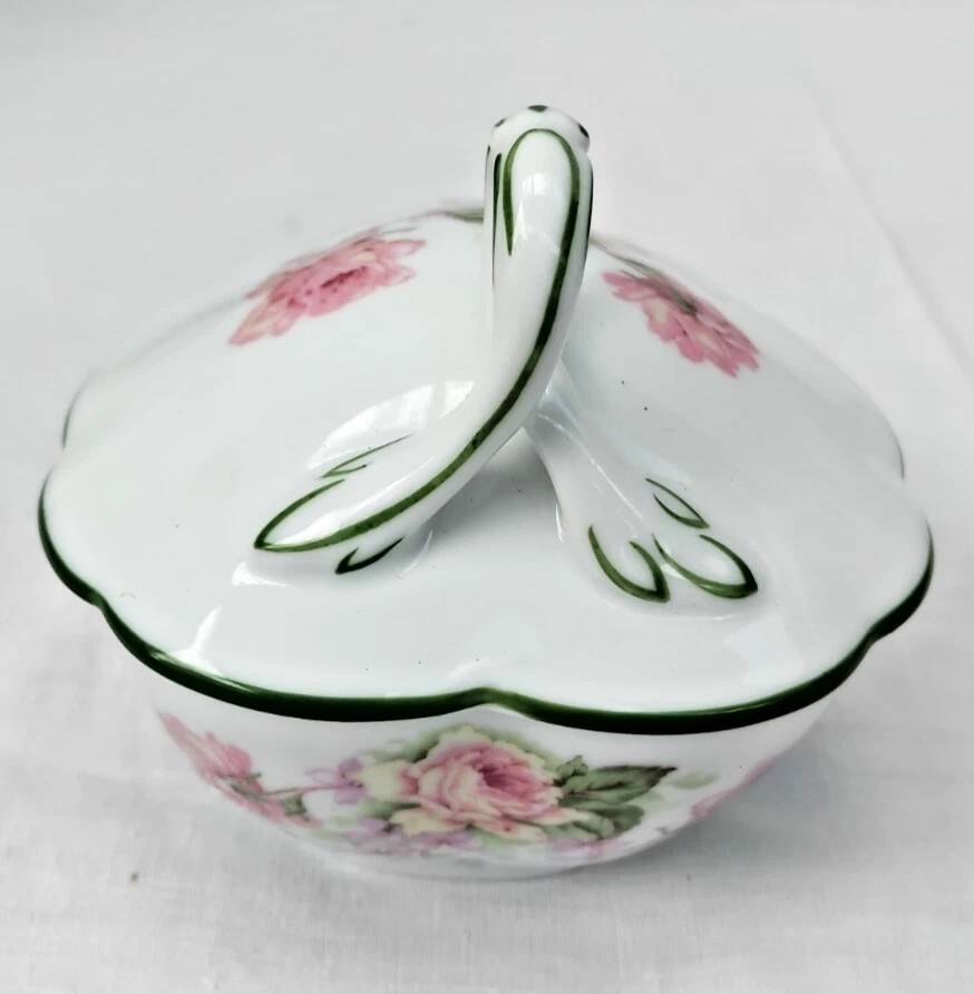 Sugar bowl with its lid in Limoges porcelain by Bernardaud.