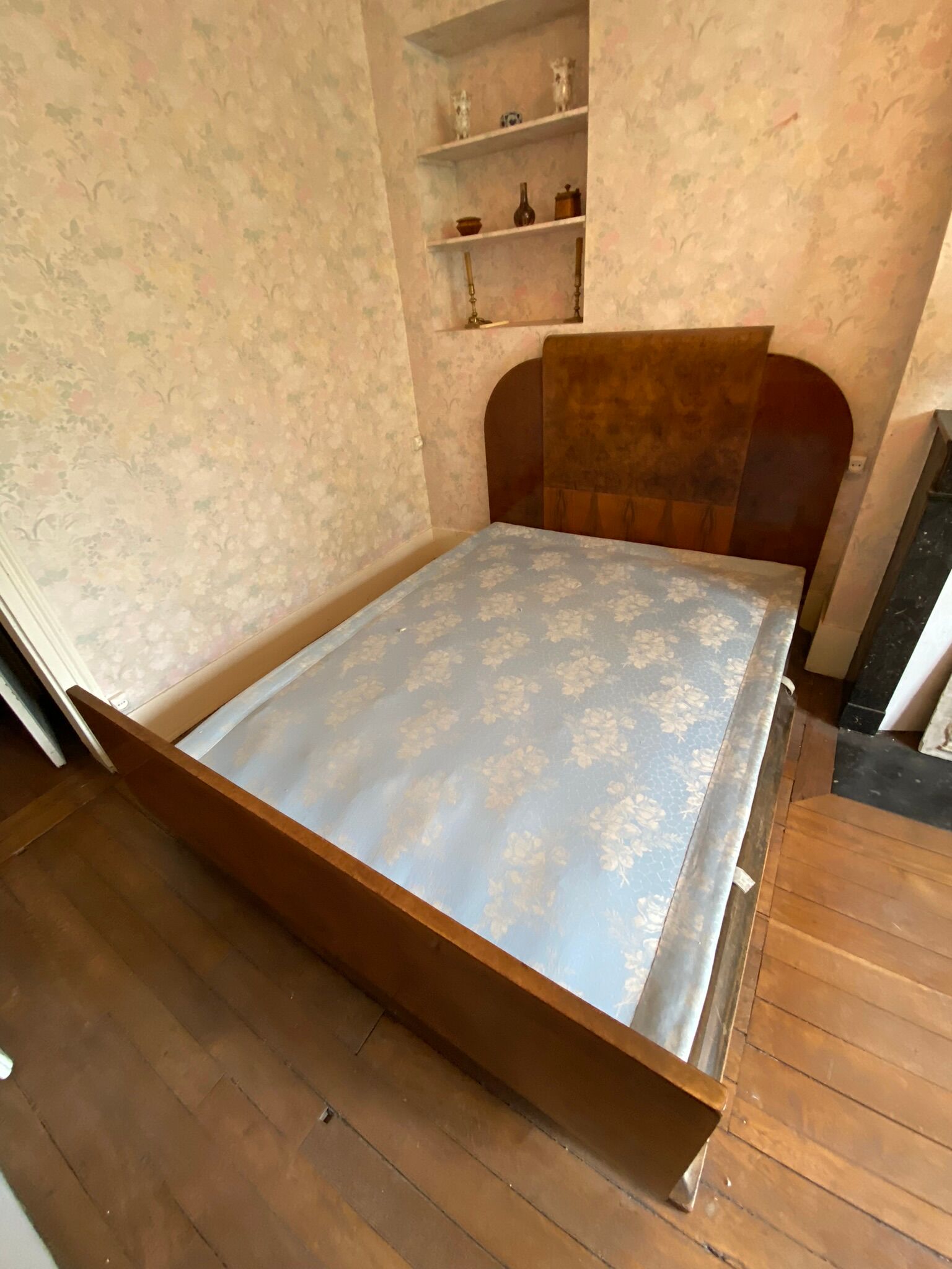 Art deco bed dating from the 30s in Ronce de Noyer