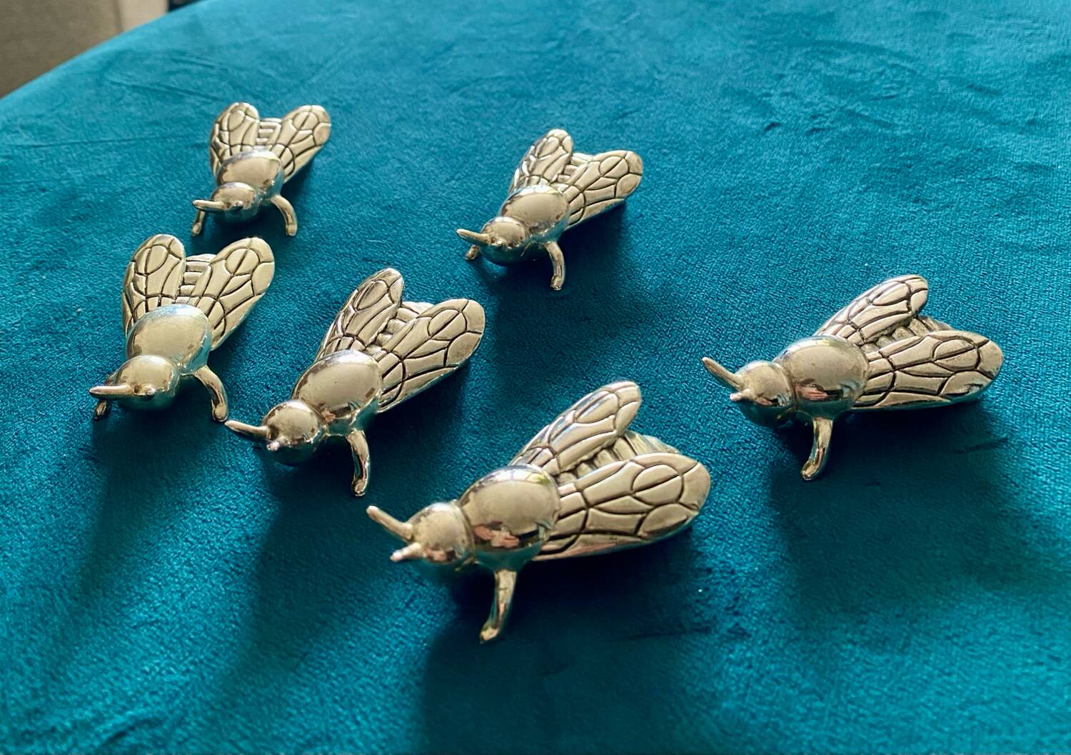 6 Bee-shaped knife holders, silver-colored metal