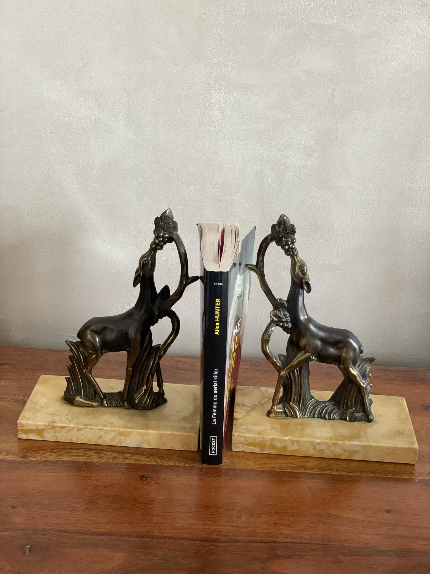 Paire de serres livres biches en régule