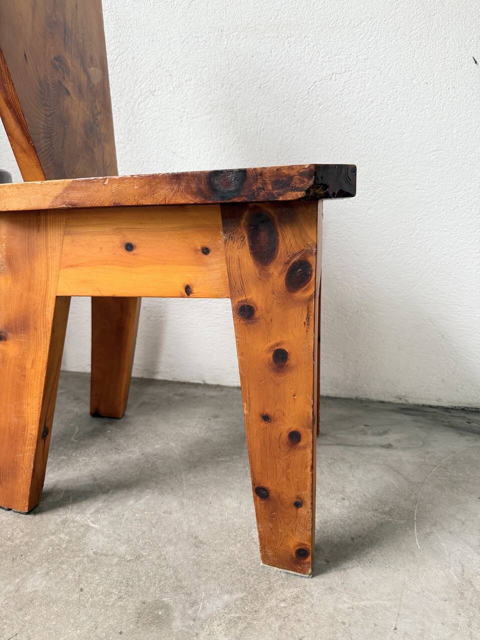 Paire de chaises brutalistes savoyardes en pin