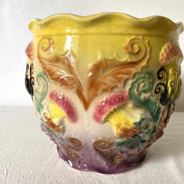 Cache pot ancien en barbotine , chardons
