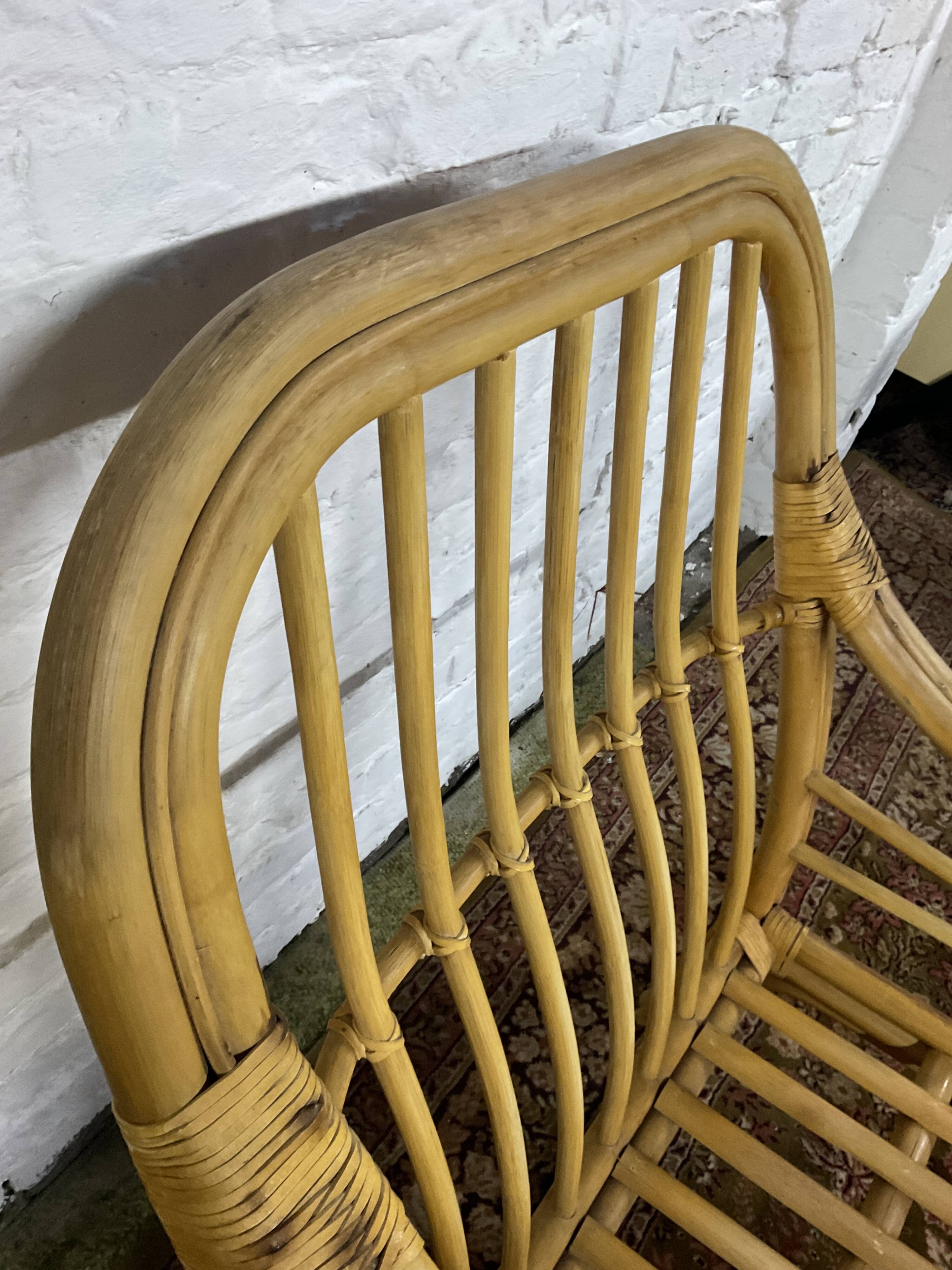 Fauteuil chauffeuse vintage en rotin des années 70