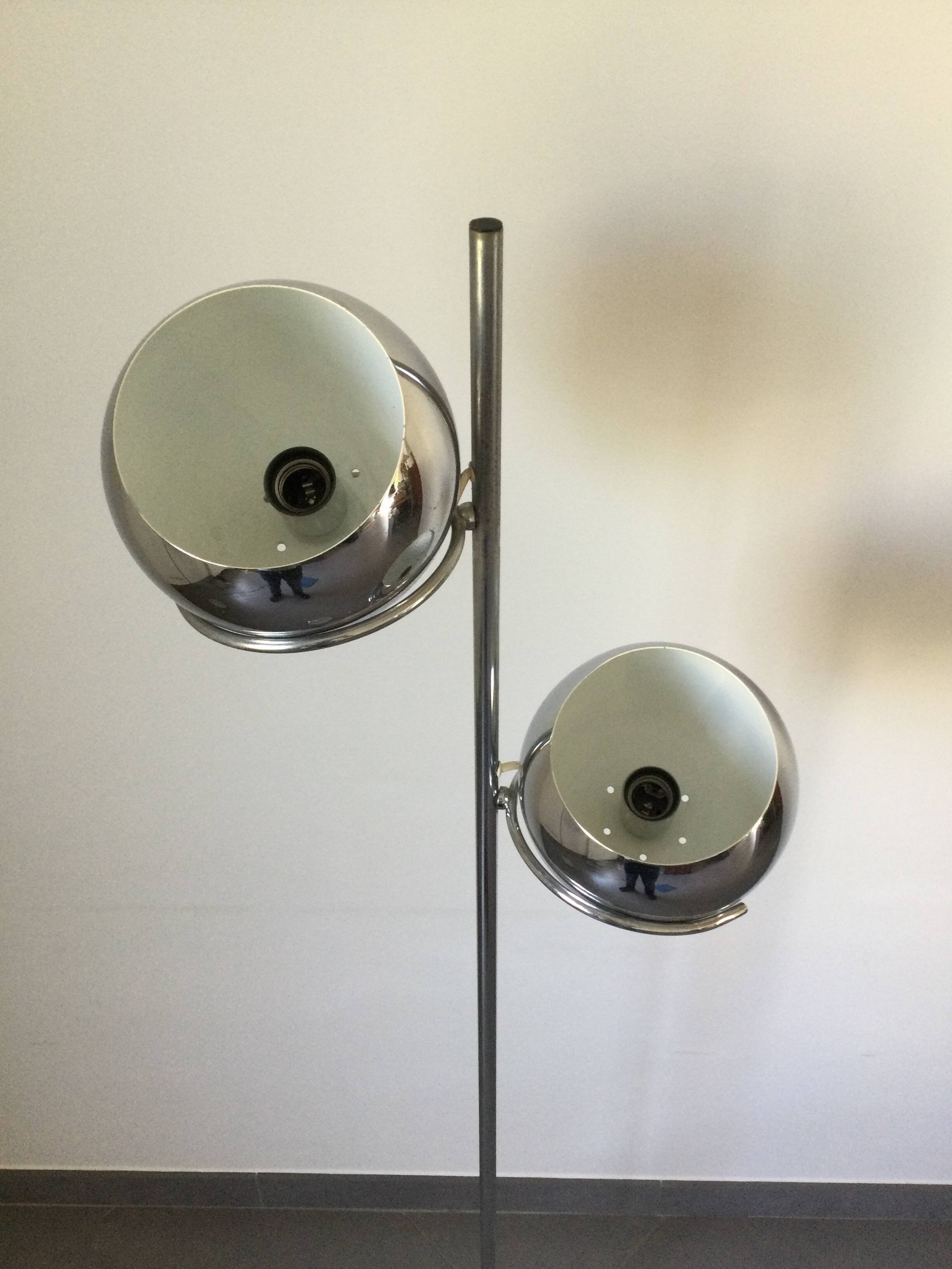 Eyeball floor lamp in chromed metal