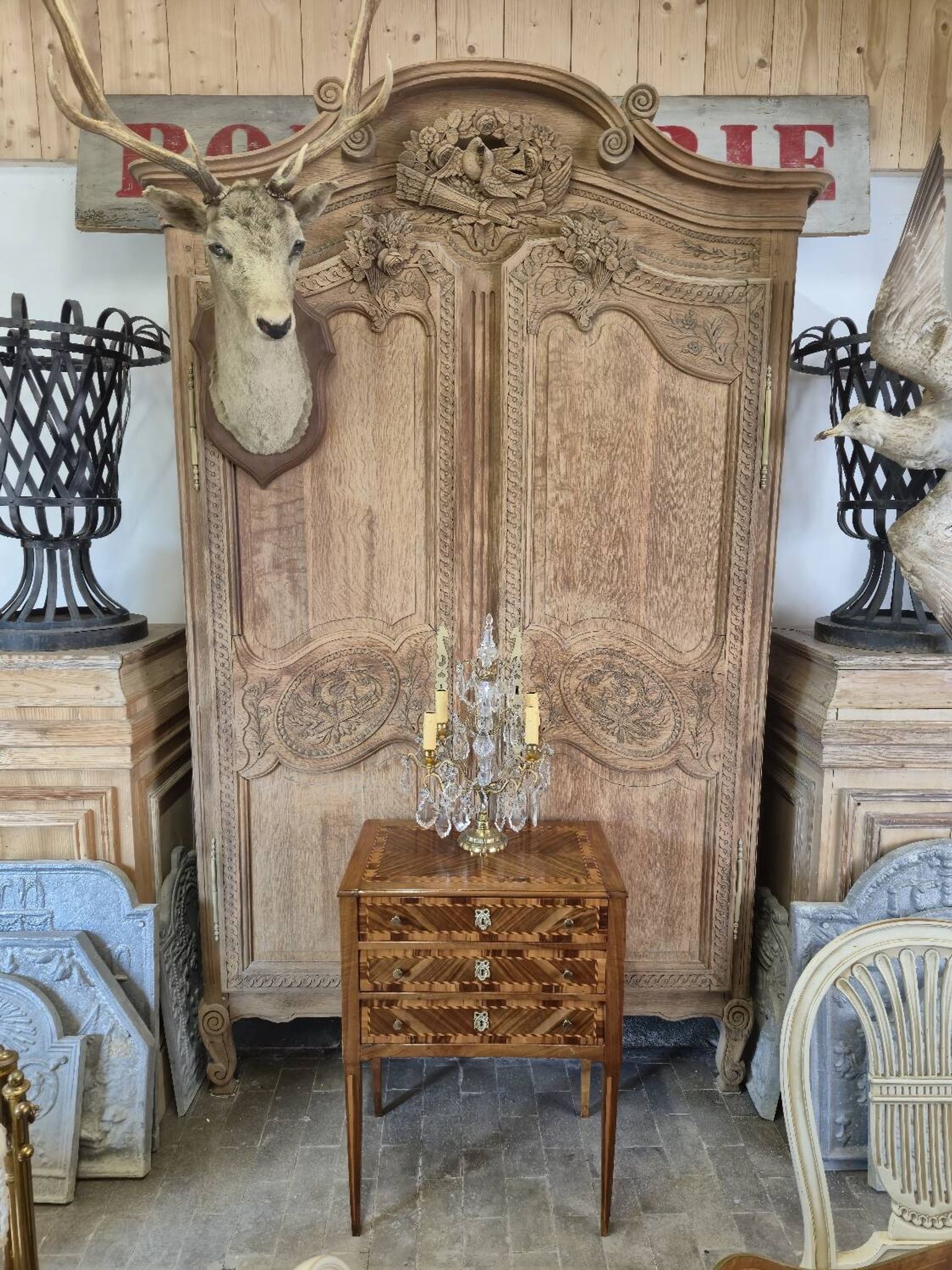 Louis XVI period chest of drawers in marquetry