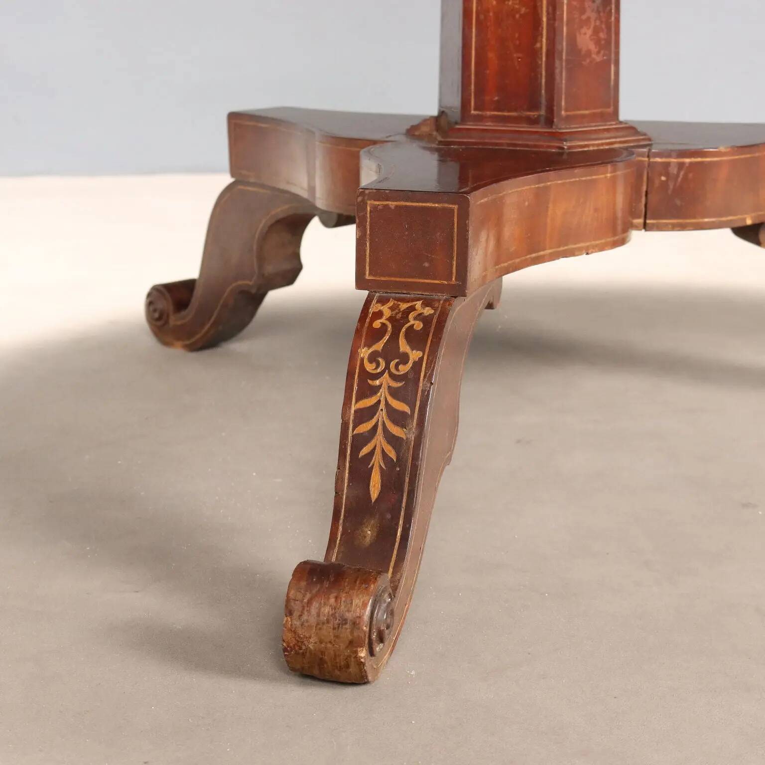 Table ancienne Charles X en acajou marqueté, Italie, XIXe siècle
