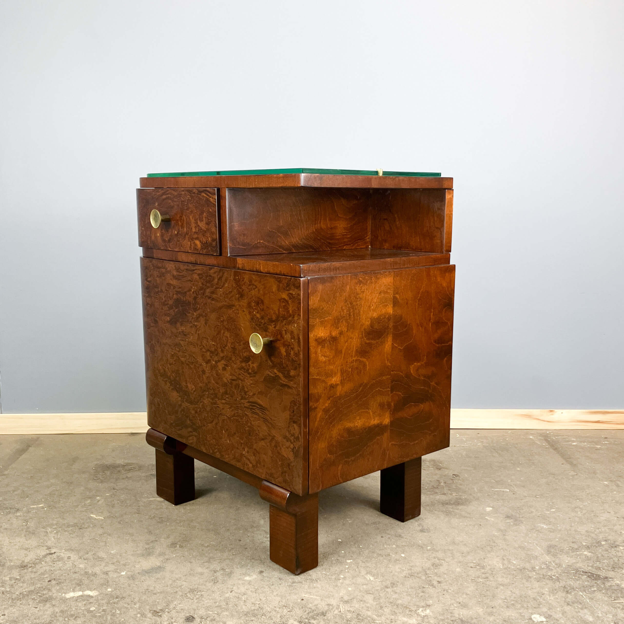 Tables de chevet Art Déco, bois de noyer avec plateaux en verre, années 1930