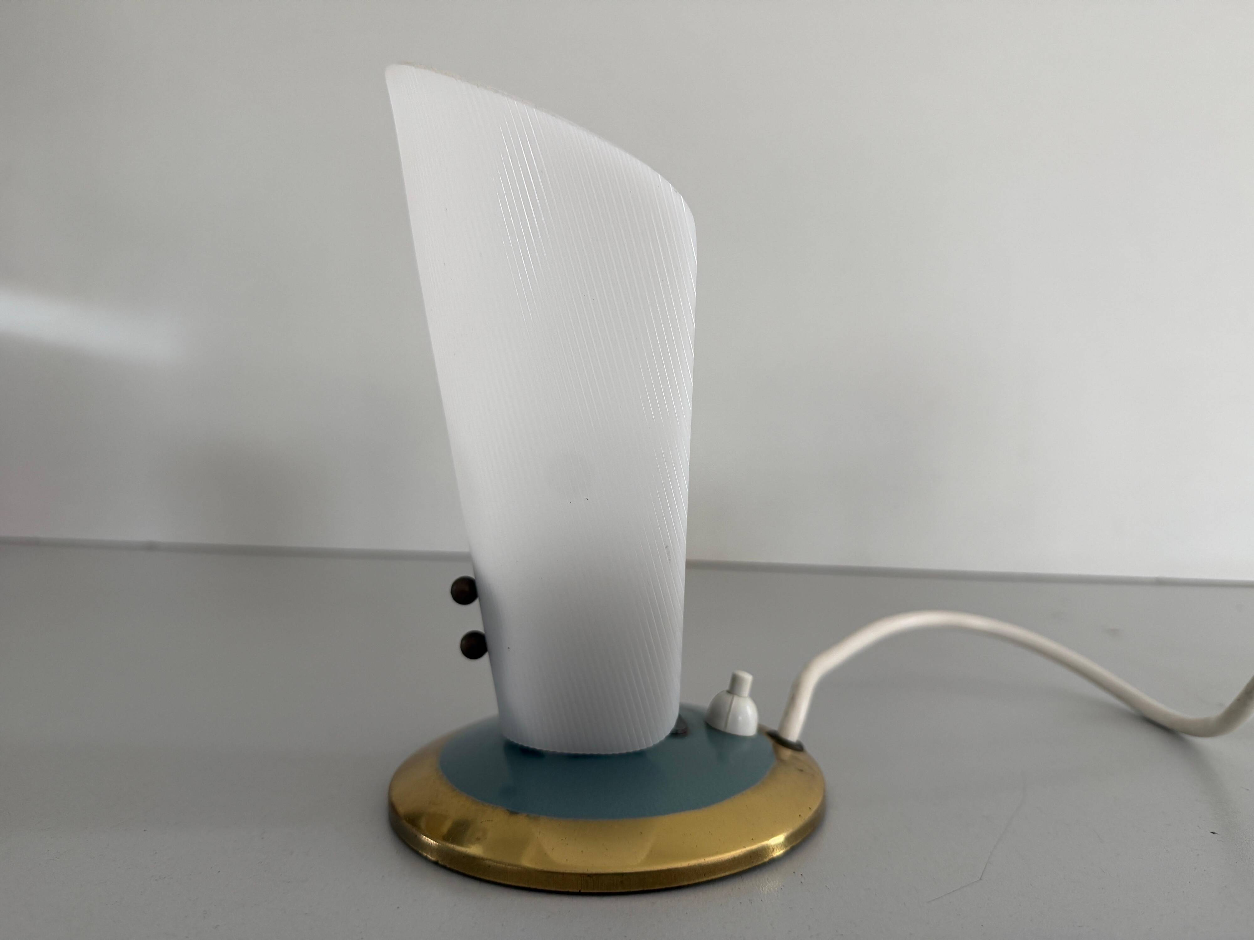 Paire de lampes de bureau du milieu du siècle à tête en plexiglas et base en métal, années 1960, Allemagne