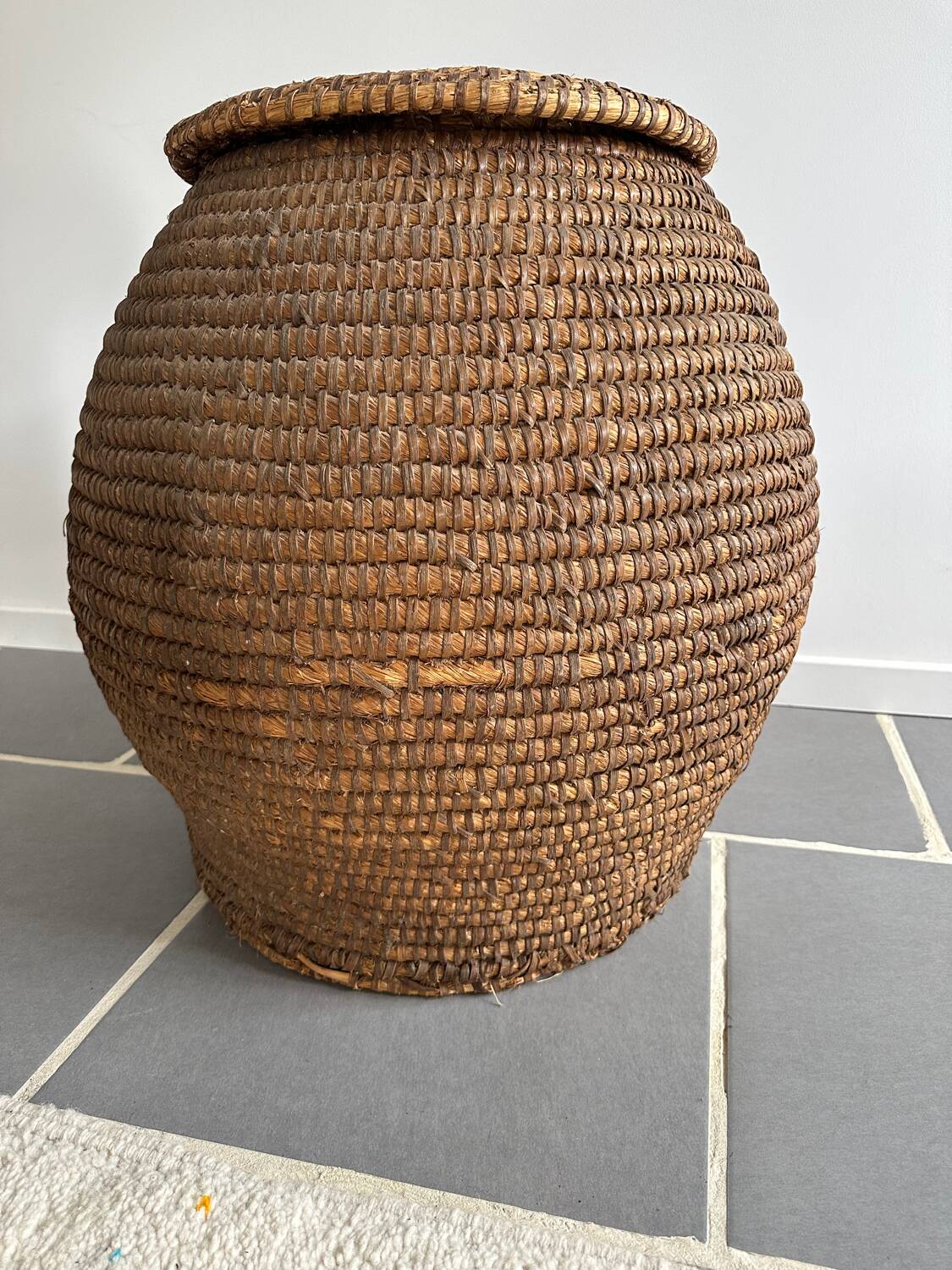 Panier ancien en osier tressé rond - Atmosphère d’Ailleurs