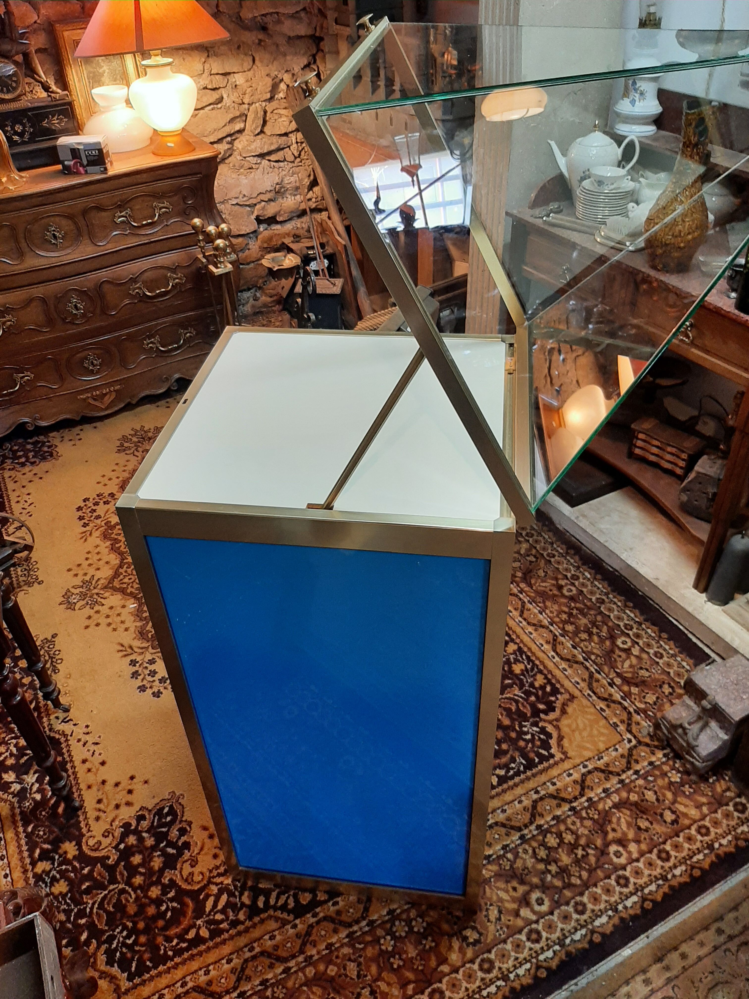 Vendôme pyramidal showcase