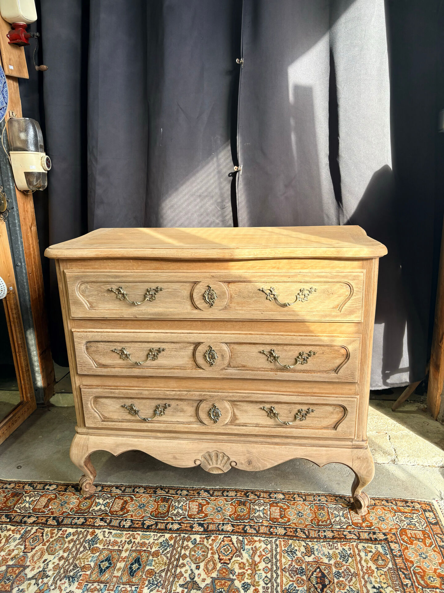 Raw oak chest of drawers in Louis XV style – 3 drawers