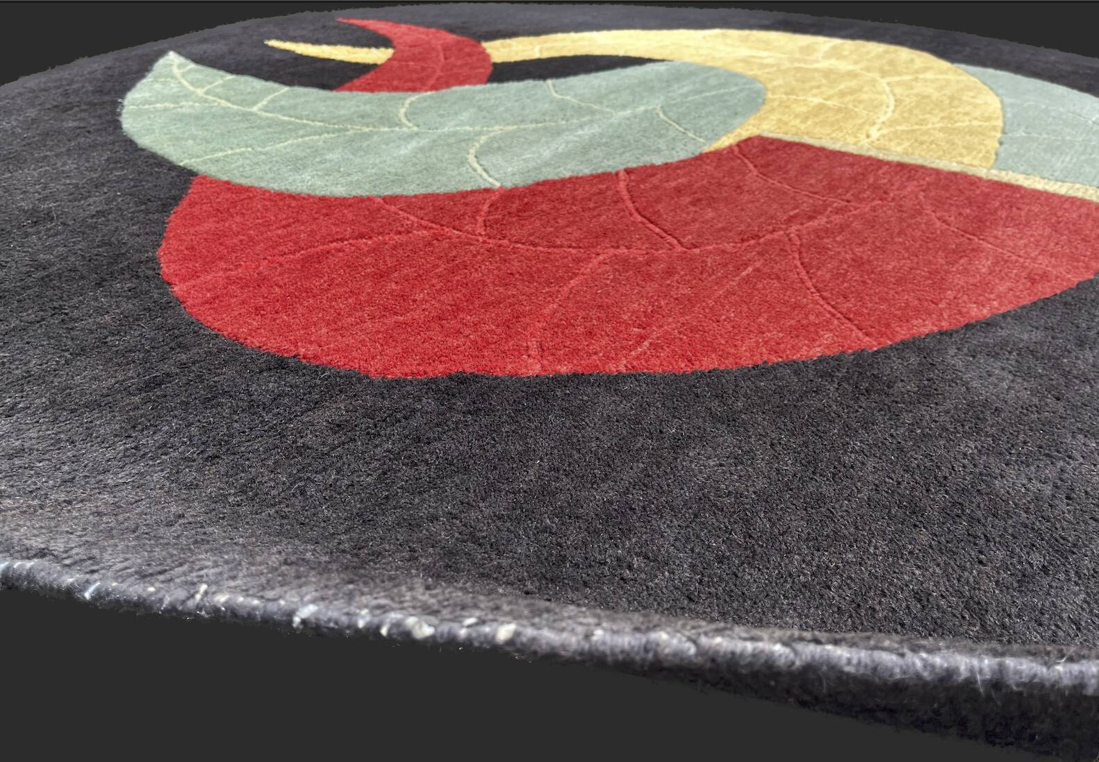 Round carpet with lotus flower decoration