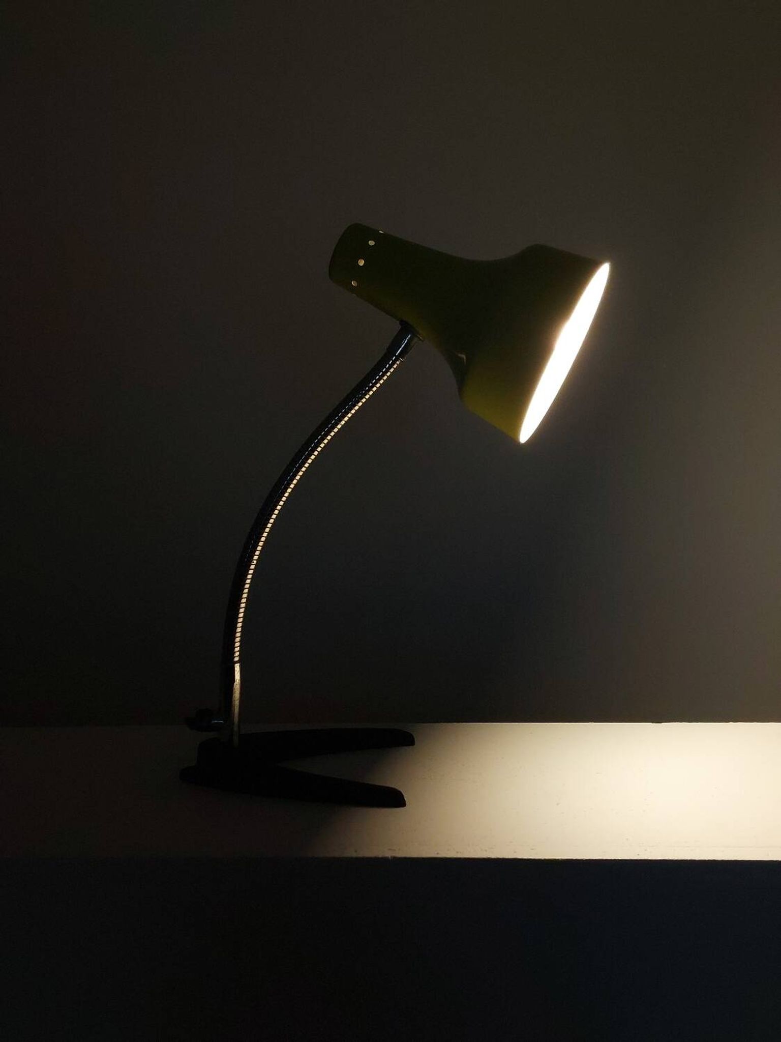 Lampe de table en métal jaune-vert, années 50