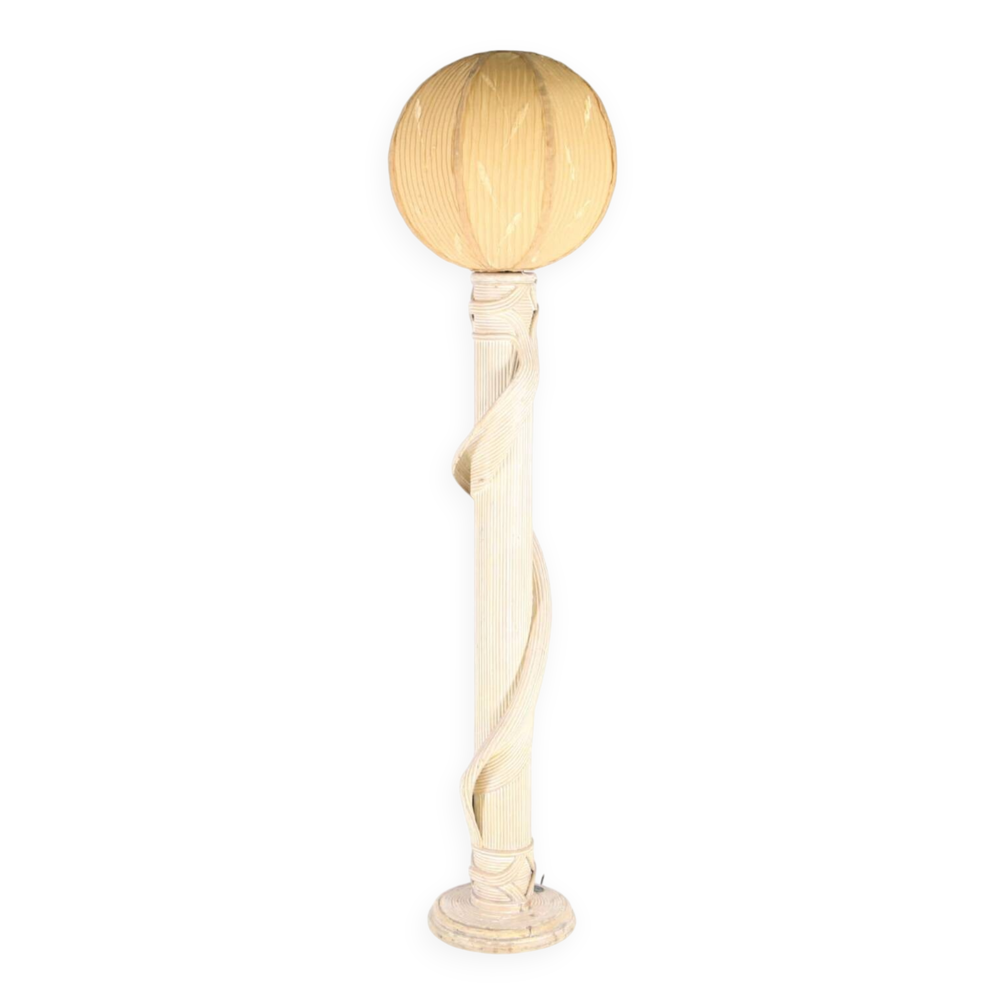 Lampadaire en rotin et soie
