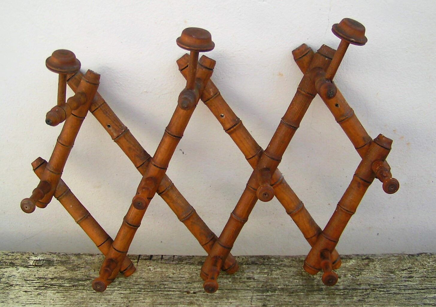 Bamboo accordion coat reck