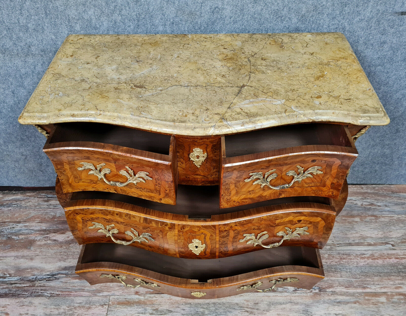 Commode galbée Louis XV en marquèterie de bois précieux vers 1900