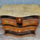 Commode galbée Louis XV en marquèterie de bois précieux vers 1900