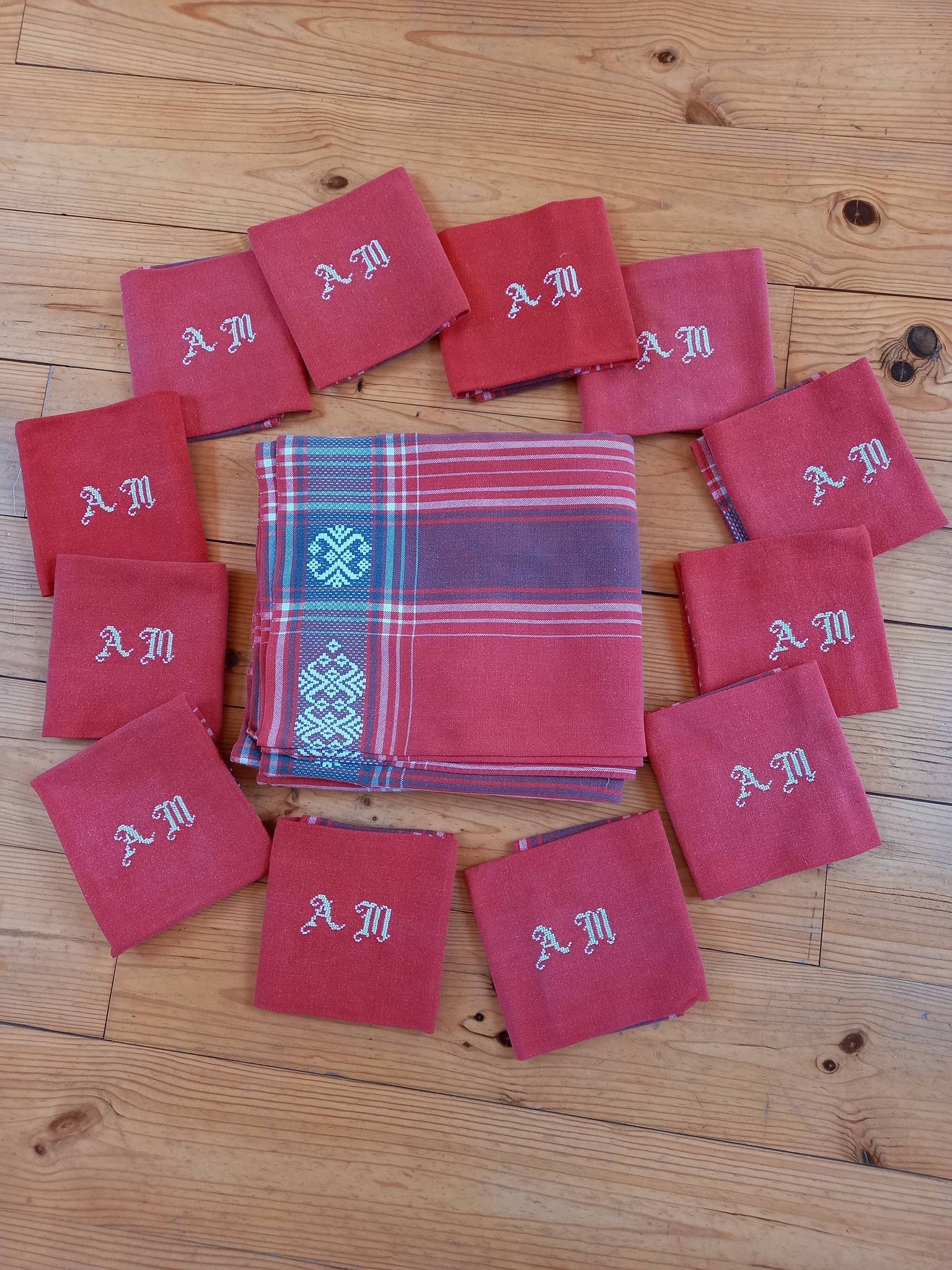 Nappe vintage et ses 12 serviettes coton rouge monogrammées am