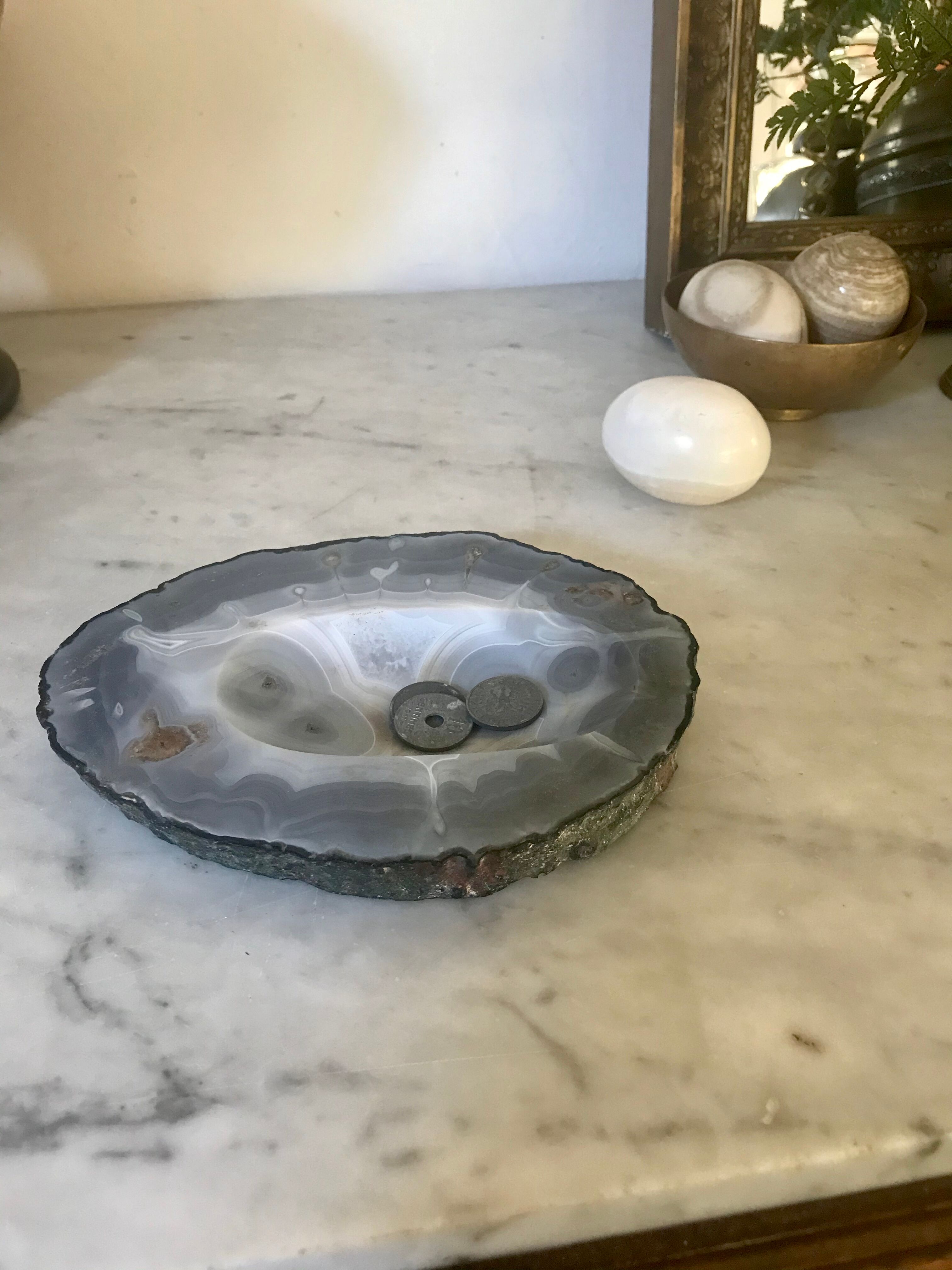 Empty pockets in agate