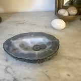 Empty pockets in agate
