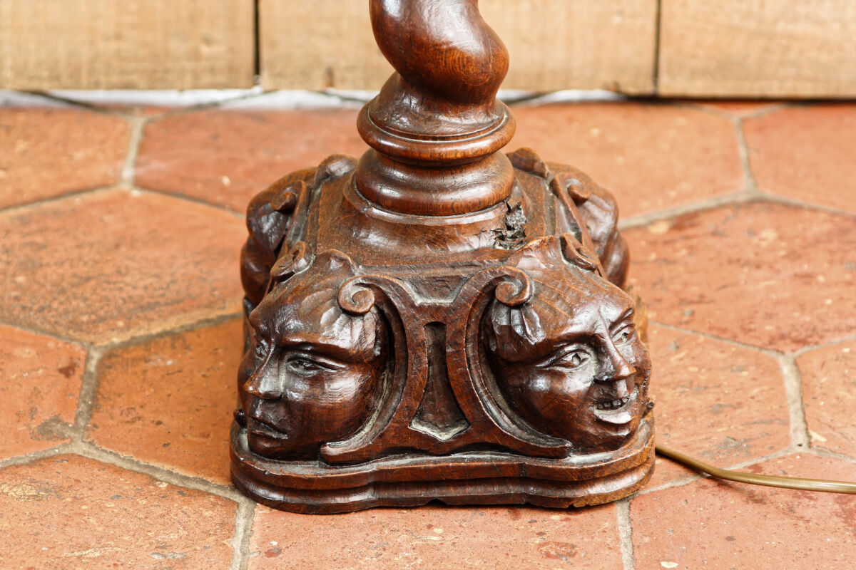 Twisted foot lamp carved in oak