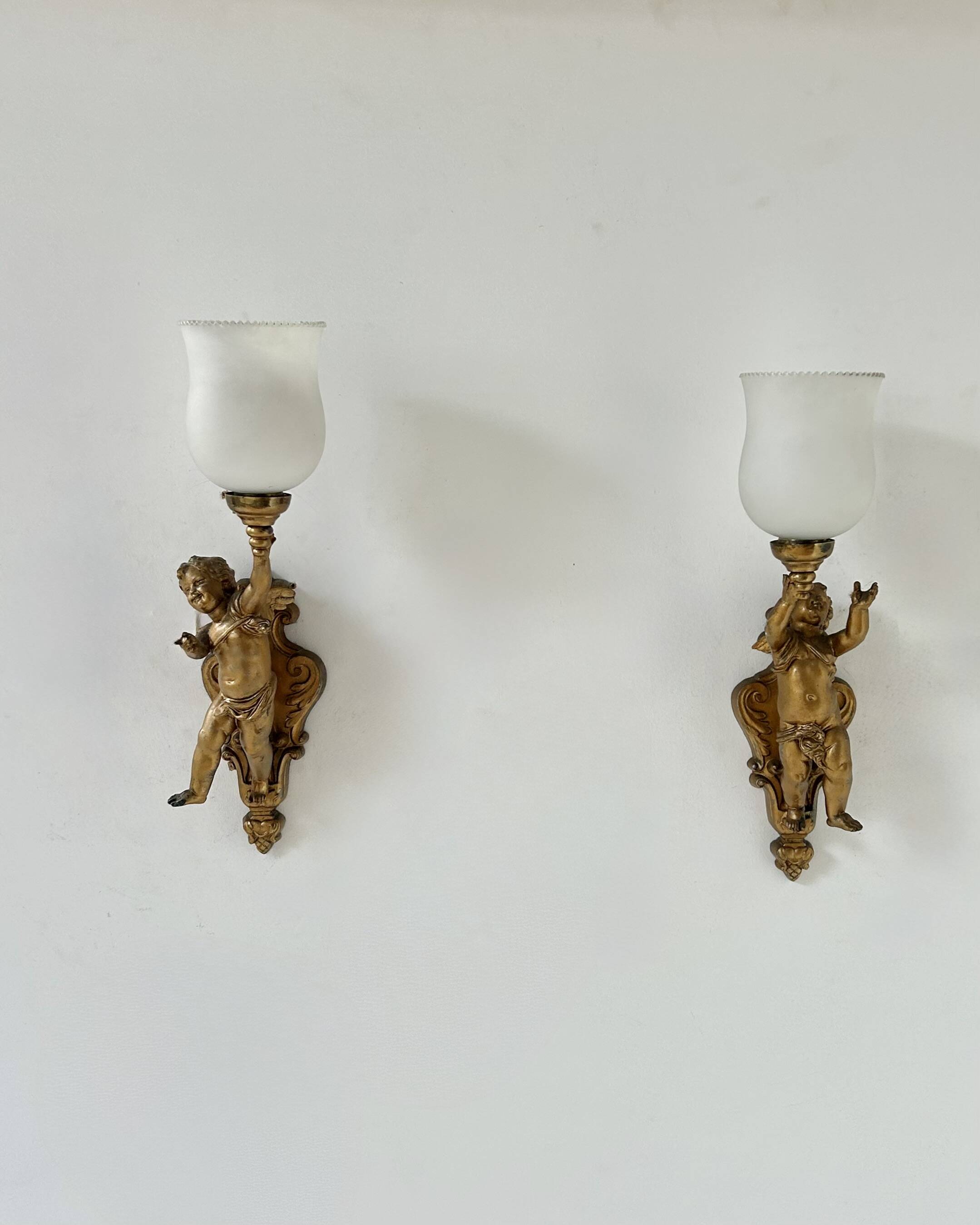 Pair of vintage wall lights in gilded metal and opaline, Italy 1950.