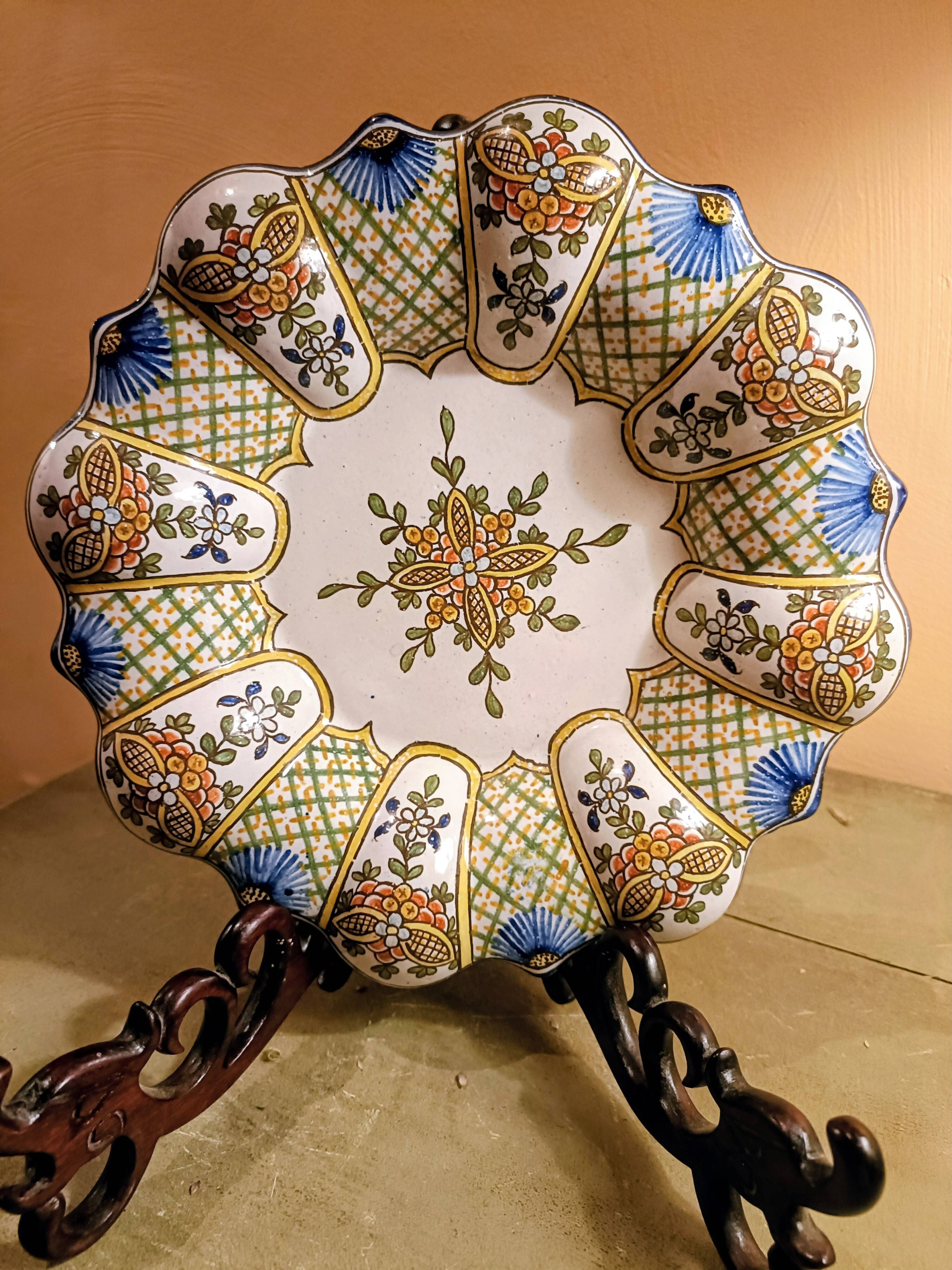 Assiette polylobée faïence de Nevers Antoine Montagnon