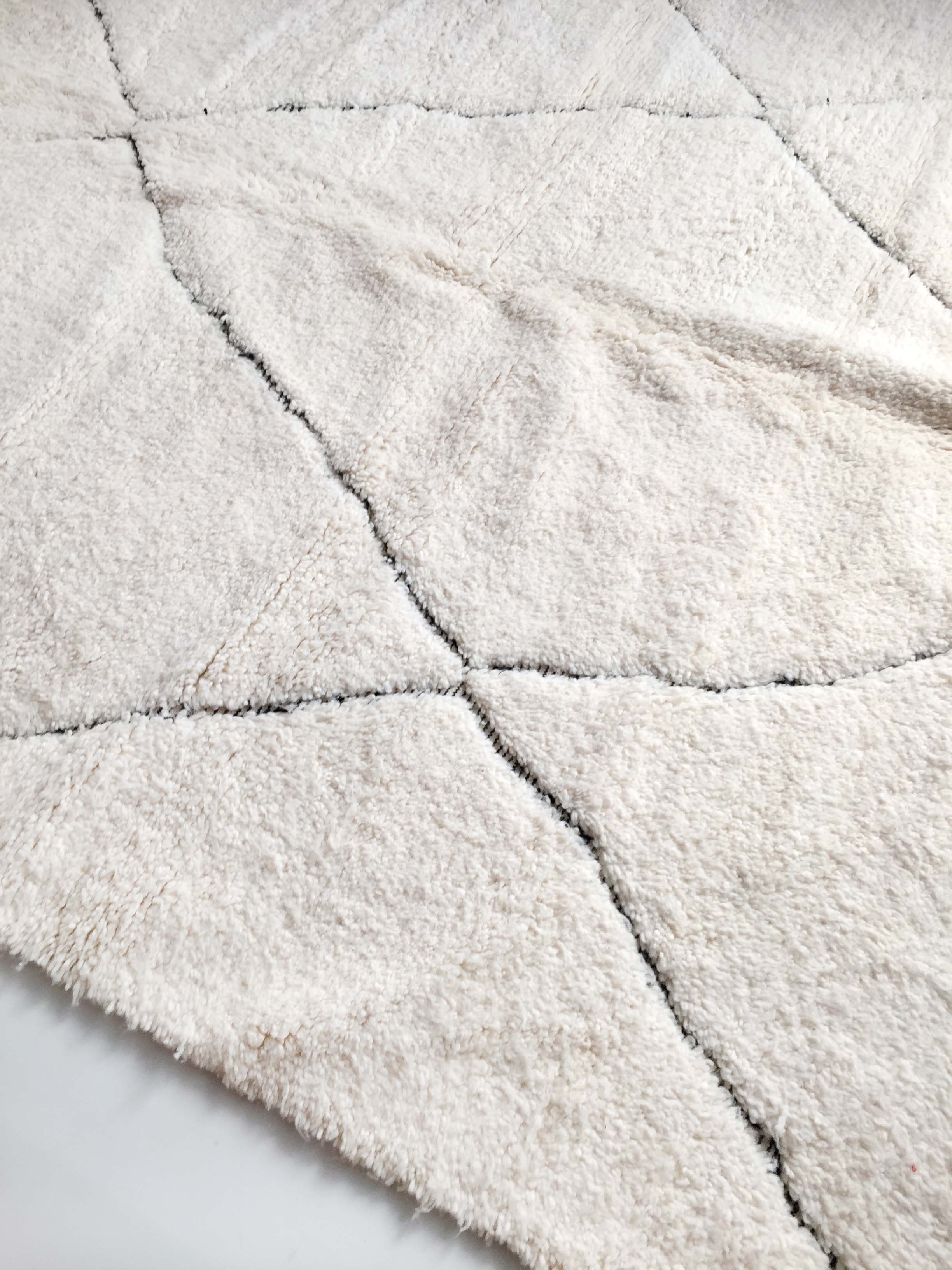 Moroccan Berber carpet Beni Ouarain ecru with black diamonds engraved 275x208cm