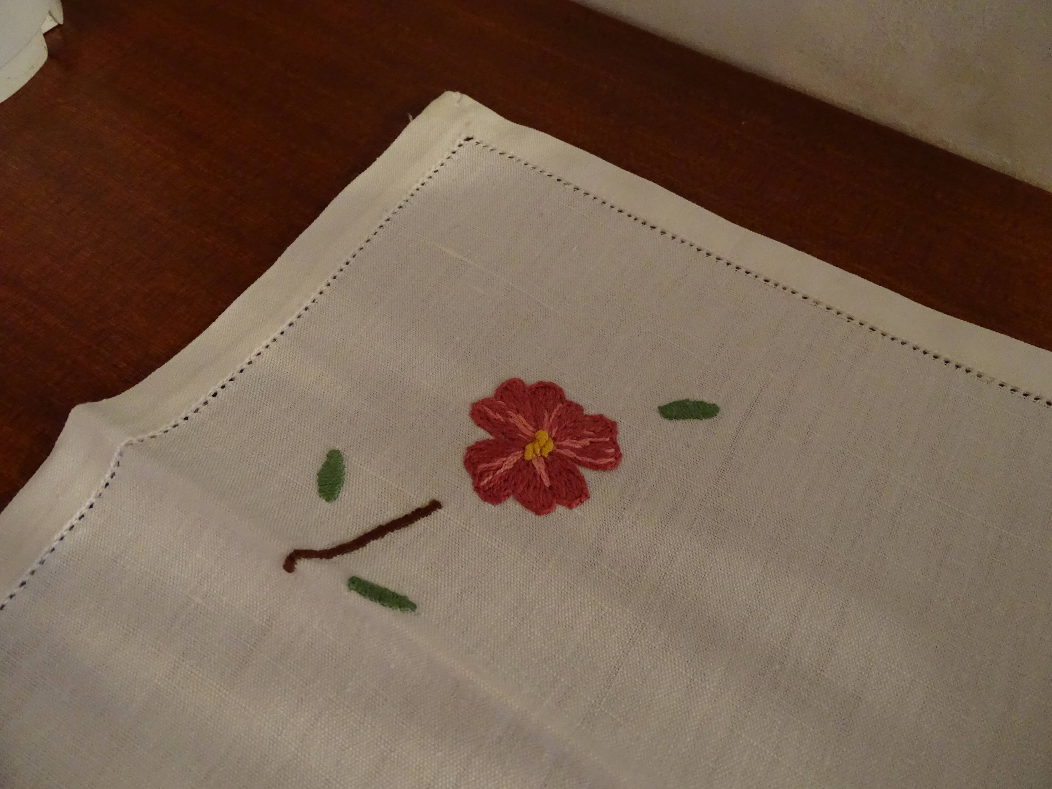 8 napkins embroidered flowers cotton mixed race 40 x 38