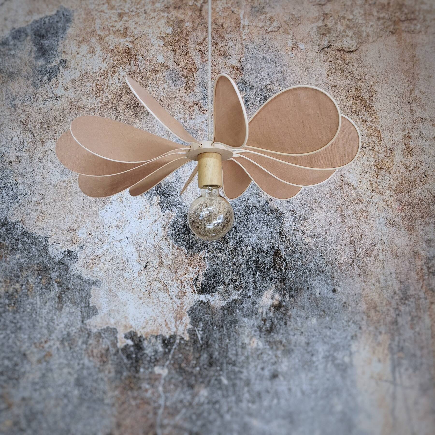 12-blade propeller suspension in rattan and nude linen