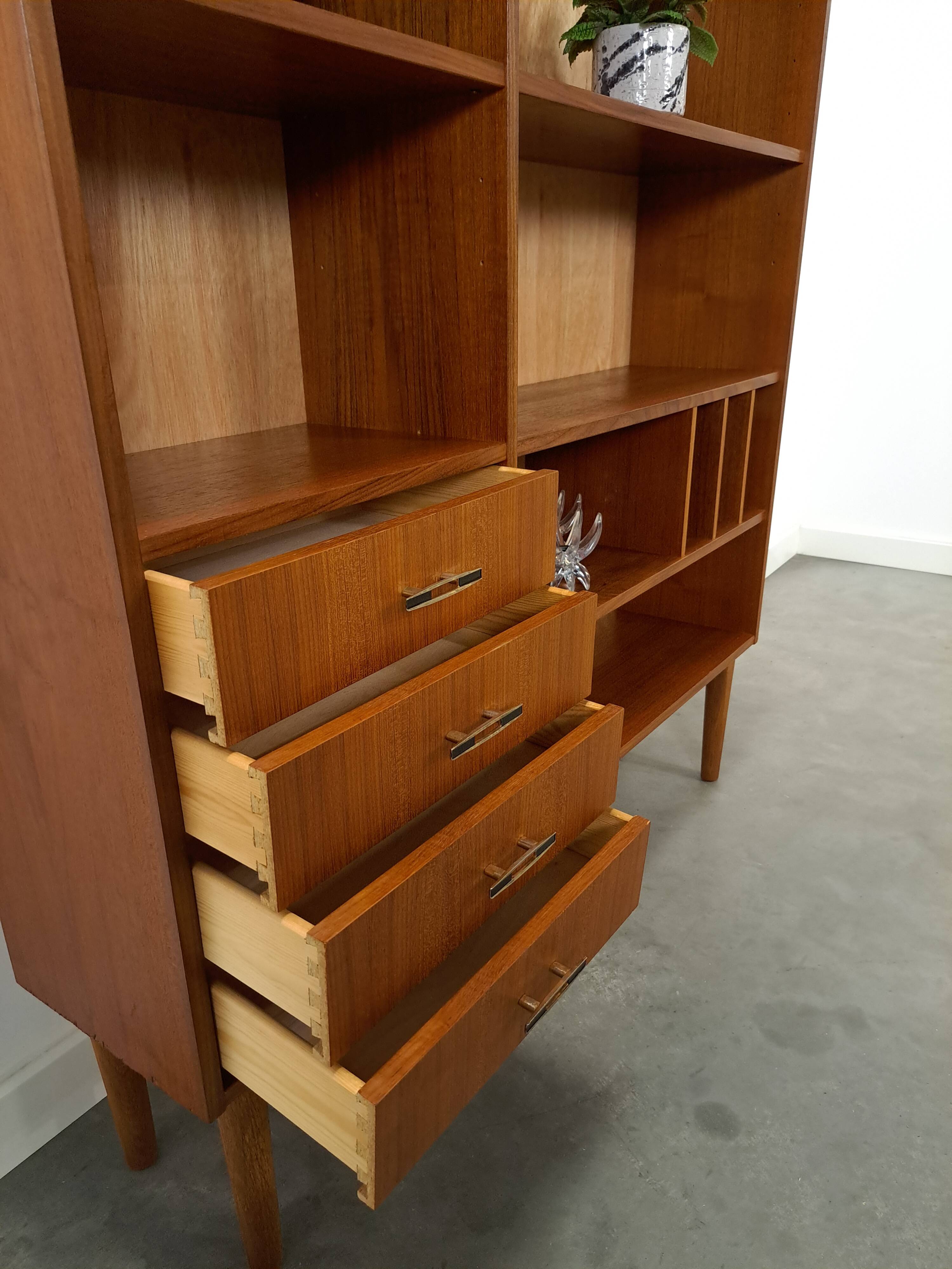 Deens teak vakkenkast met lades en hoge poten, vintage wandkast