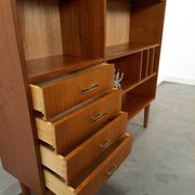 Deens teak vakkenkast met lades en hoge poten, vintage wandkast