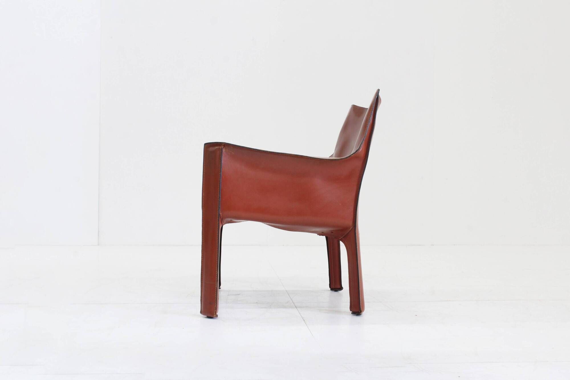 Fauteuil Cassina Cab 414 de Mario Bellini en cuir bordeaux Ital