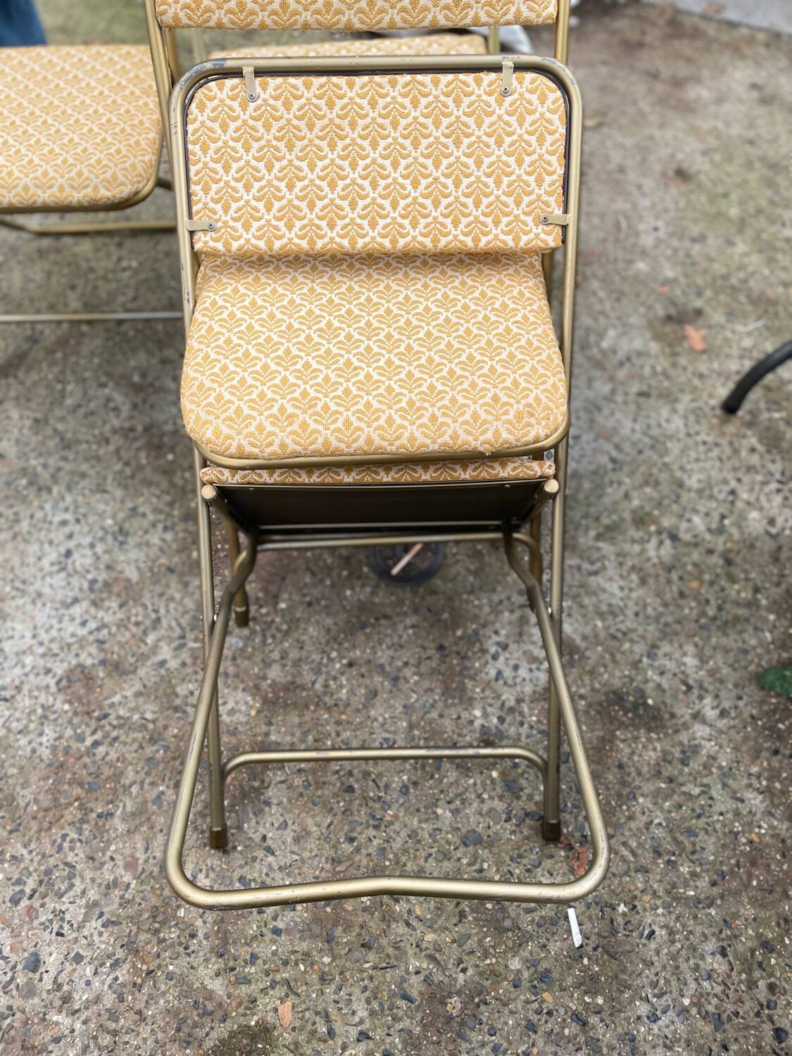Set of 4 vintage folding chairs / 70's theater armchairs