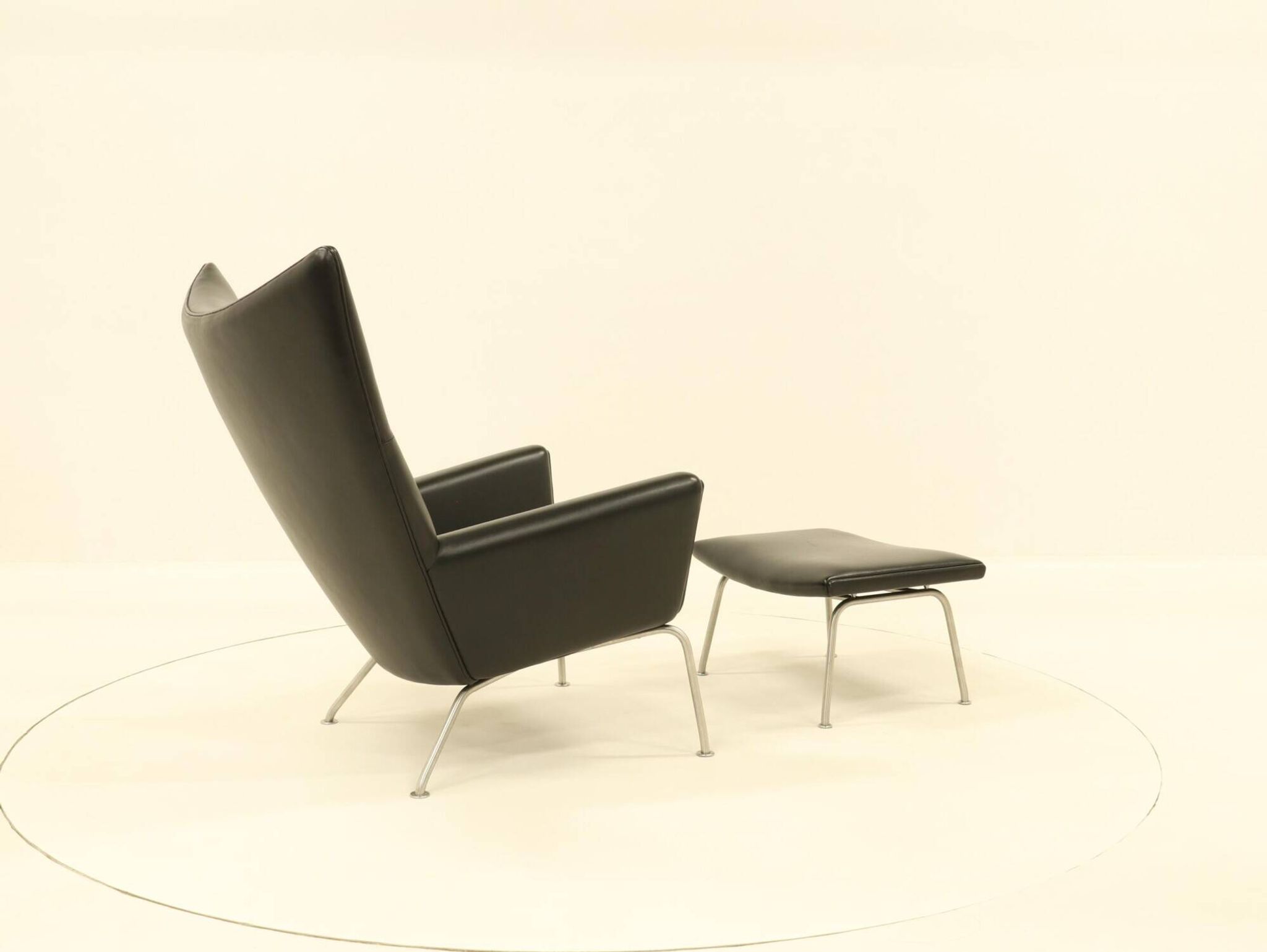 Fauteuil et repose-pieds assorti – CH445 et CH446 – par Hans Wegner