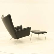 Fauteuil et repose-pieds assorti – CH445 et CH446 – par Hans Wegner