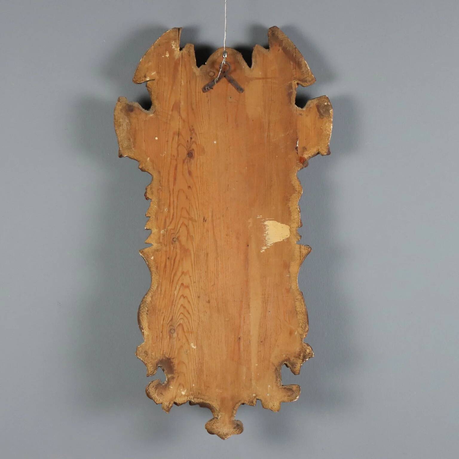 Miroir en bois de mélèze sculpté et doré
