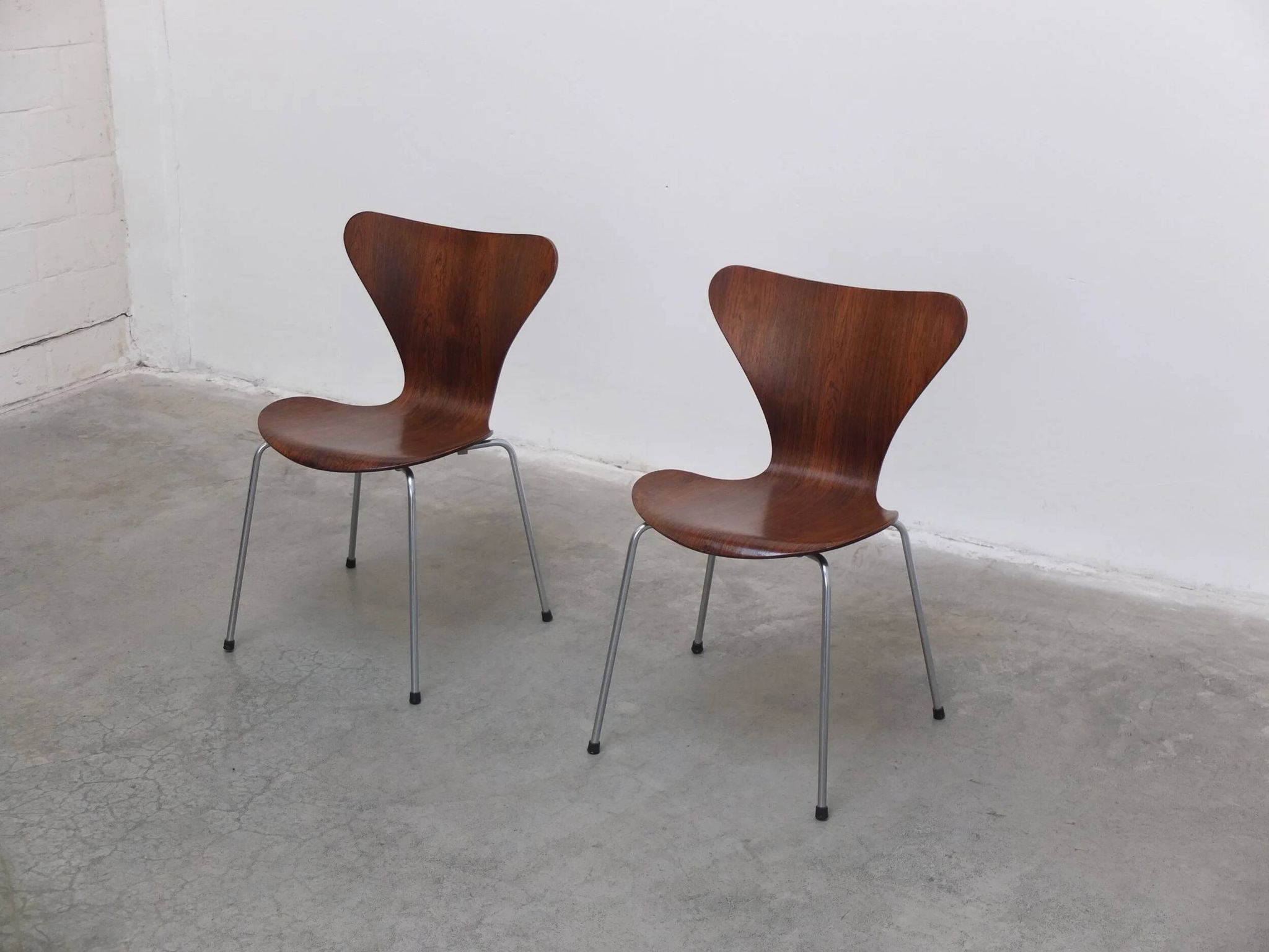 Pair of 'Series 7' chairs in rosewood by Arne Jacobsen for Fritz Hansen, 1955